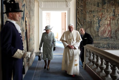 Isabel II y el duque de Edimburgo recibieron en septiembre de 2010 al papa Benedicto XVI en el palacio de Holyrood, en la ciudad de Edimburgo.