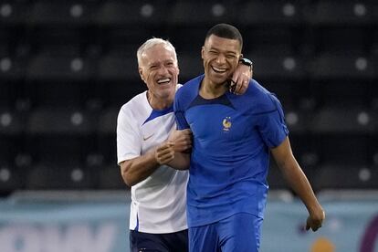 El entrenador francés, Didier Deschamps, bromea con su delantero Kylian Mbappe durante el entrenamiento en el estadio Jassim Bin Hamad stadium de Doha. 