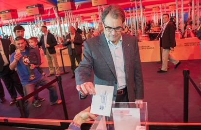 Artur Mas, presidente de la Generalitat, ejerce la votaci&oacute;n.