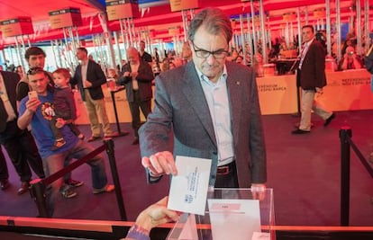 Artur Mas, presidente de la Generalitat, ejerce la votación.