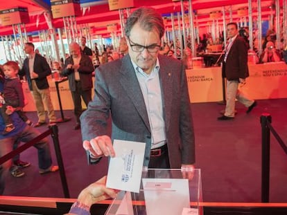 Artur Mas, presidente de la Generalitat, ejerce la votaci&oacute;n.