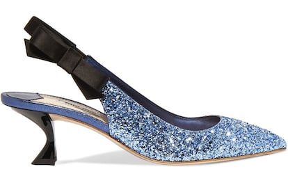 Glitter, lazo y tacón especial. Estos zapatos de punta de Miu Miu lo tienen todo (550 euros).