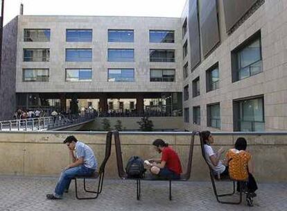 Estudiantes en el recinto de las facultades de Filosofía, Geografía e Historia de la Universidad de Barcelona.