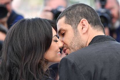 El director Maryam Touzani y la productora Nabil Ayouch se besan durante el photocall de 'Adam'.
