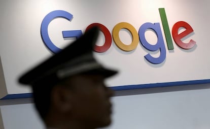 Un polic&iacute;a chino pasa junto a un logo de Google en Shanghai.