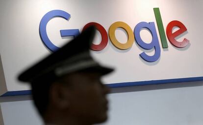 Un policía chino pasa junto a un logo de Google en Shanghai.