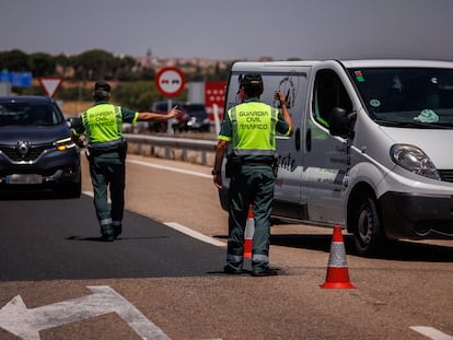 Dos agentes de la Guardia Civil, durante un control en la autovía A-5, el pasado 1 de julio.