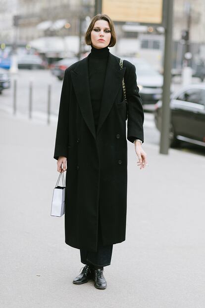 Black is black. Antes y después de los desfiles, las modelos también se convierten en objetivo de los fotógrafos de street style. A veces nos inspiran por elecciones tan sencillas como esta: negro sin excepción.