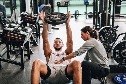 Lorena Torres, en su etapa en Philadelphia 76ers, con el jugador australiano Ben Simmons.