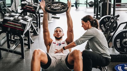 Lorena Torres, en su etapa en Philadelphia 76ers, con el jugador australiano Ben Simmons.