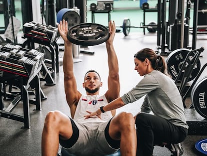 Lorena Torres, en su etapa en Philadelphia 76ers, con el jugador australiano Ben Simmons.