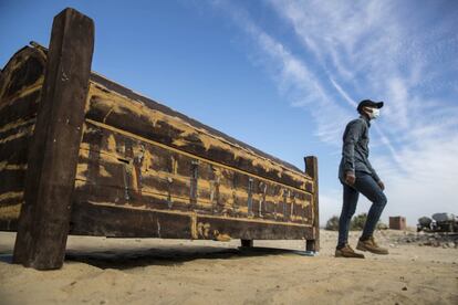 Un sarcófago de madera adornado en la necrópolis de Saqqara, en Egipto. Se trata del templo funerario de la reina Nearit, esposa del rey Teti, primer rey de la Sexta Dinastía del Reino Antiguo (2686-2181 a. C.), según el jefe de la misión y arqueólogo egipcio Zahi Hawass. También se encontraron los planos de la distribución del templo.