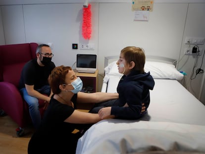 Oleguer, de 12 años, en su habitación de la Casa Sofía junto a sus padres.