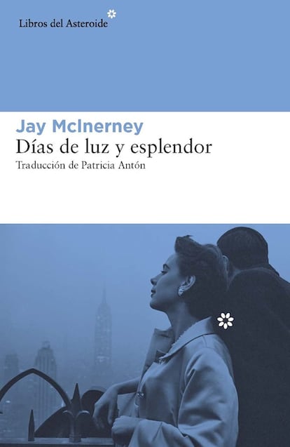  Cada personaje está tallado como si de una obra arquitectónica se tratara. Contagia al lector de la vida en Manhattan en un periodo convulso tras la caída de Lehman Brothers. En este contexto conviven Russell y Corrine Calloway, deseosos de una vida familiar apacible. Sin embargo, la realidad se impone: él ha de salvar su editorial asumiendo riesgos; ella empezará a cuestionar su relación con la ayuda de un amigo. Jay Mclnerney pone fin con Días de luz y esplendor (Libros del Asteroide, 22,75 euros) a la trilogía de novelas dedicadas a los Calloway.