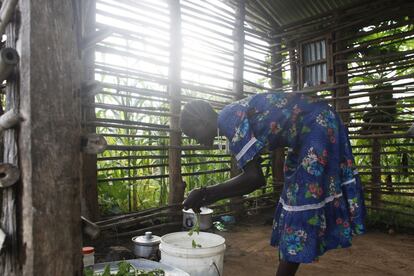 Una mujer anuak cocina en el campo de refugiados de Gorom. Durante el desalojo masivo del verano de 2011 muchas fueron maltratadas y violadas por los soldados etíopes.