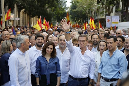 Desde la izquierda, los presidentes autonómicos del PP Jorge Azcón (Aragón), Fernando López Miras (Murcia), Isabel Díaz Ayuso (Madrid), el líder del partido, Alberto Núñez Feijóo, la portavoz parlamentaria, Cuca Gamarra, y el presidente de Andalucía, Juan Manuel Moreno, en la manifestación contra la amnistía celebrada este domingo en Barcelona. 