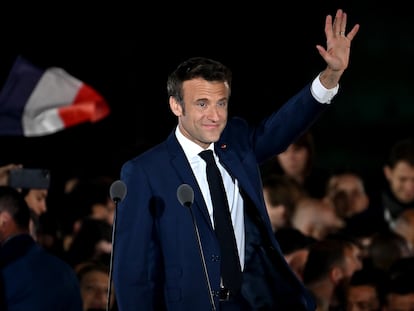 Macron saluda a sus seguidores tras ser reelegido.
