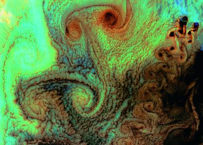 Las caprichosas volutas que se observan en la imagen son, en realidad, nubes marinas de baja altura que producen llovizna sobre el archipiélago volcánico de las islas Aleutianas (Alaska), al sur del estrecho de Bering. Las variaciones de temperatura y del tamaño de las gotas de agua son las que explican la gama de colores.