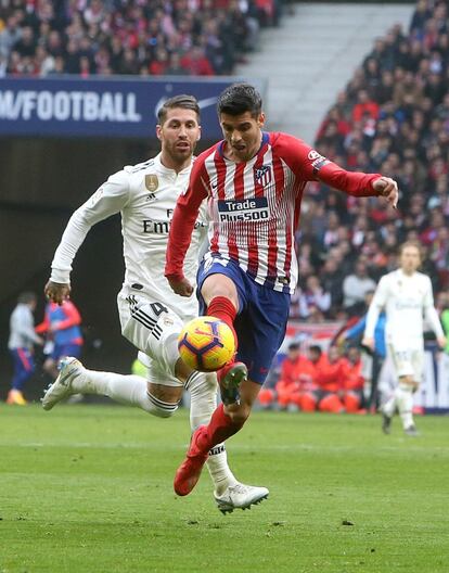 Álvaro Morata, a la derecha, se hace con el control del balón ante la presión de Sergio Ramos.