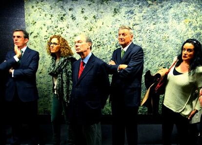 Ibón Areso, alcalde de Bilbao, junto a otras autoridades asisten a la exposición de la Torre Iberdrola.