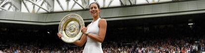 Muguruza posa con el trofeo de campeona en la central de Wimbledon.