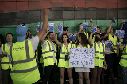 Trabajadores de Ryanair protestan en El Prat, el aeropuerto de Barcelona, el viernes.