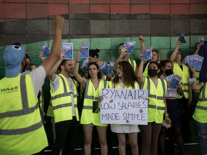 Trabajadores de Ryanair protestan en El Prat, el aeropuerto de Barcelona, el viernes.