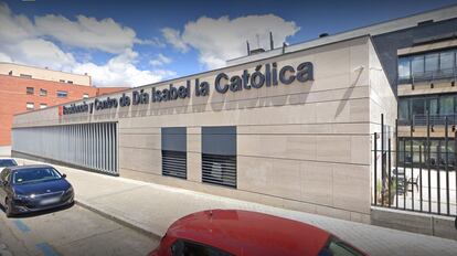 La fachada de la residencia y centro de día Isabel la Católica de Madrid.