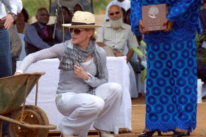 Madonna, en 2010, a punto de colocar el primer ladrillo de la escuela en Chinnkhota (Malaui).