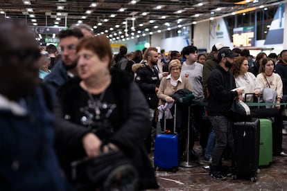 Centenares de pasajeros esperan para coger su tren en la estación de Sants, este sábado. 