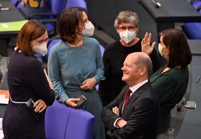 La colíder de los verdes, Annalena Baerbock (de azul) y el ministro de Finanzas y próximo canciller socialdemócrata Olaf Scholz, en un corrillo con miembros de ambos partidos en la sesión de constitución del Bundestag. 