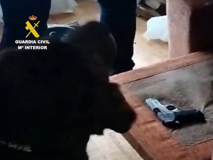 Una de las armas intervenidas a los arrestados en la operación KAAR1 de la Guardia Civil.
