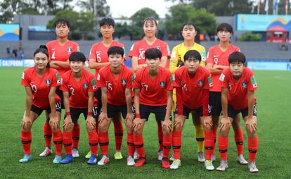 La selección coreana de fútbol femenino, antes de iniciar un partido. 
 