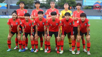 La selección coreana de fútbol femenino, antes de iniciar un partido. 
 