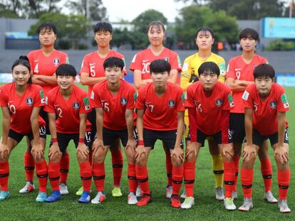 La selección coreana de fútbol femenino, antes de iniciar un partido. 
 