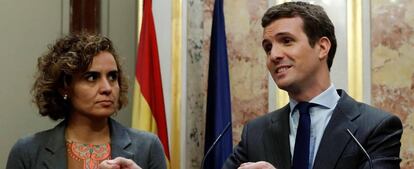 El presidente del PP, Pablo Casado, acompañado por la portavoz del grupo popular en el Congreso, Dolors Montserrat. 