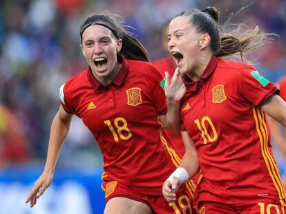 Claudia Pina celebra el segundo gol de España junto a Eva Navarro.
