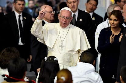 El Papa convivió con niños con cáncer y sus familias. Una de las pacientes le cantó un Ave María.