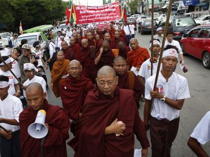 Protesta en Birmania contra las cr&iacute;ticas de la comunidad internacional por la gesti&oacute;n de la crisis de los rohingya.