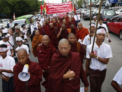 Protesta en Birmania contra las cr&iacute;ticas de la comunidad internacional por la gesti&oacute;n de la crisis de los rohingya.