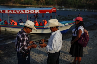 Turistas pagan un viaje en bote en el lago Ilopango, en Santiago Texacuangos (El Salvador), el 17 de marzo.