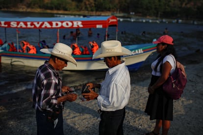 Tourists pay for a boat trip on Lake Ilopango, in Santiago Texacuangos (El Salvador) on March 17.