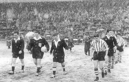 Los jugadores del Athletic de Bilbao, con el meta Carmelo de negro, en el duelo en San Mamés ante el Manchester United en 1957 bajo la nieve.