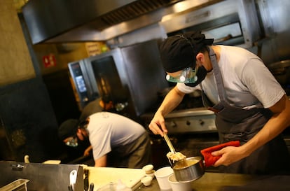 Dos cocineros trabajan en un restaurante en Ciudad de México, el 2 de julio.