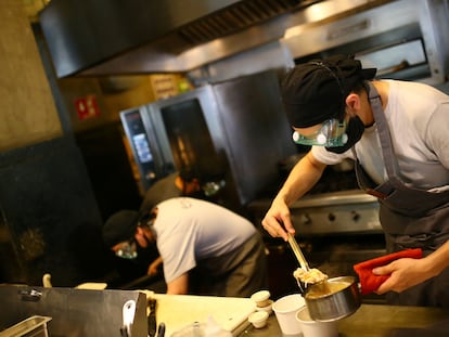 Dos cocineros trabajan en un restaurante en Ciudad de México, el 2 de julio.