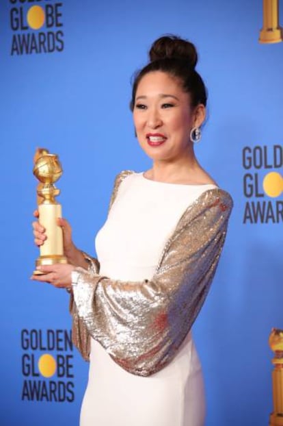 Sandra Oh, con su Globo de Oro por 'Killing Eve'.