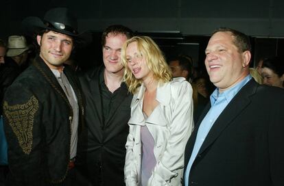 De izquierda a derecha, los directores Robert Rodríguez y Quentin Tarantino, Uma Thurman y Harvey Weinstein en Los Ángeles en 2004.