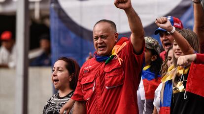 Diosdado Cabello saluda a sus partidarios durante un mítin en Caracas, Venezuela.