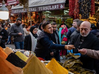 Un hombre paga en un puesto de un mercado en Estambul, en Turquía, el 16 de febrero.
