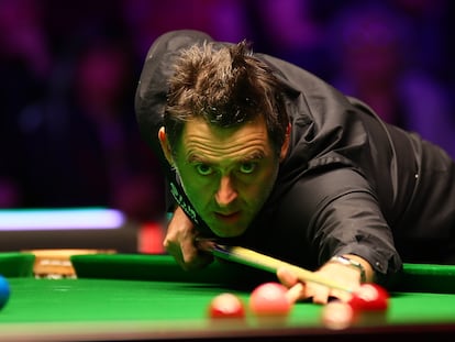 La leyenda del billar, Ronnie O'Sullivan, durante el Welsh Open en el Motorpoint Arena de Cardiff en febrero de 2020.